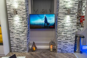 Deluxe Suite, Ensuite (Flat 2) | Interior - Meridian Serviced Apartments (Bradford)