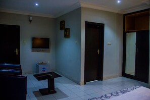 Suite | Desk, free WiFi