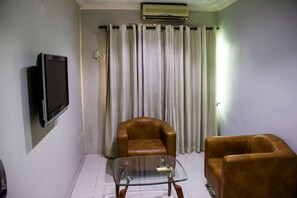 Phòng Suite | Khu phòng khách | TV 