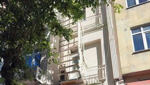 Un hôtel appelé « OTEL ERCIYES », dont l’entrée est bien visible et qui est accessible par un escalier.