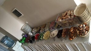 Une table de buffet avec divers plats et ustensiles.