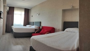 Habitación triple estándar | Minibar, wifi gratis y ropa de cama