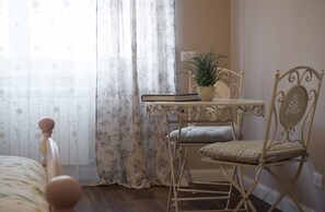 Habitació triple Deluxe, amb bany privat | Llençols de cotó egipci, roba de llit d'alta qualitat i cobrellits 