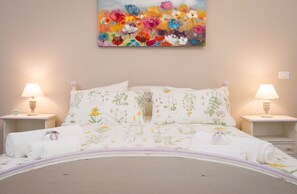 Chambre triple Deluxe, salle de bain attenante | Draps en coton égyptien, literie de qualité, couette en duvet