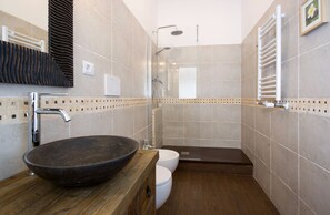 Luxury Triple Room, Ensuite | Bathroom | Shower, rainfall showerhead, free toiletries, hair dryer - Magnolia St.Peter's Suites (Rome)