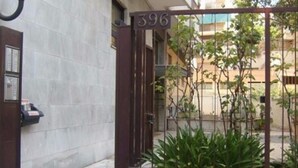 Un cancello con un cartello con il numero '396' e una cassetta delle lettere a sinistra.