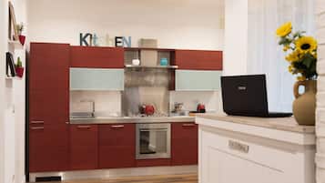 Frigorifero con congelatore, microonde, piano cottura