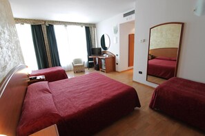 Premium bedding, minibar, desk, free cribs/infant beds - Hotel Europa (Biella)
