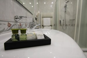 Shower, perlengkapan mandi desainer, pengering rambut, dan kloset