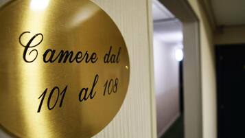 Una placa dorada con el texto