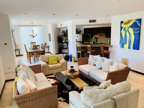 Condo Be 2 Bedrooms | Area soggiorno | TV, docking station per iPod, docking station per MP3