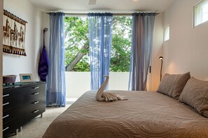 Premier Condo, 2 BR Private Pool 109 | Cofres nos quartos, individualmente decorados