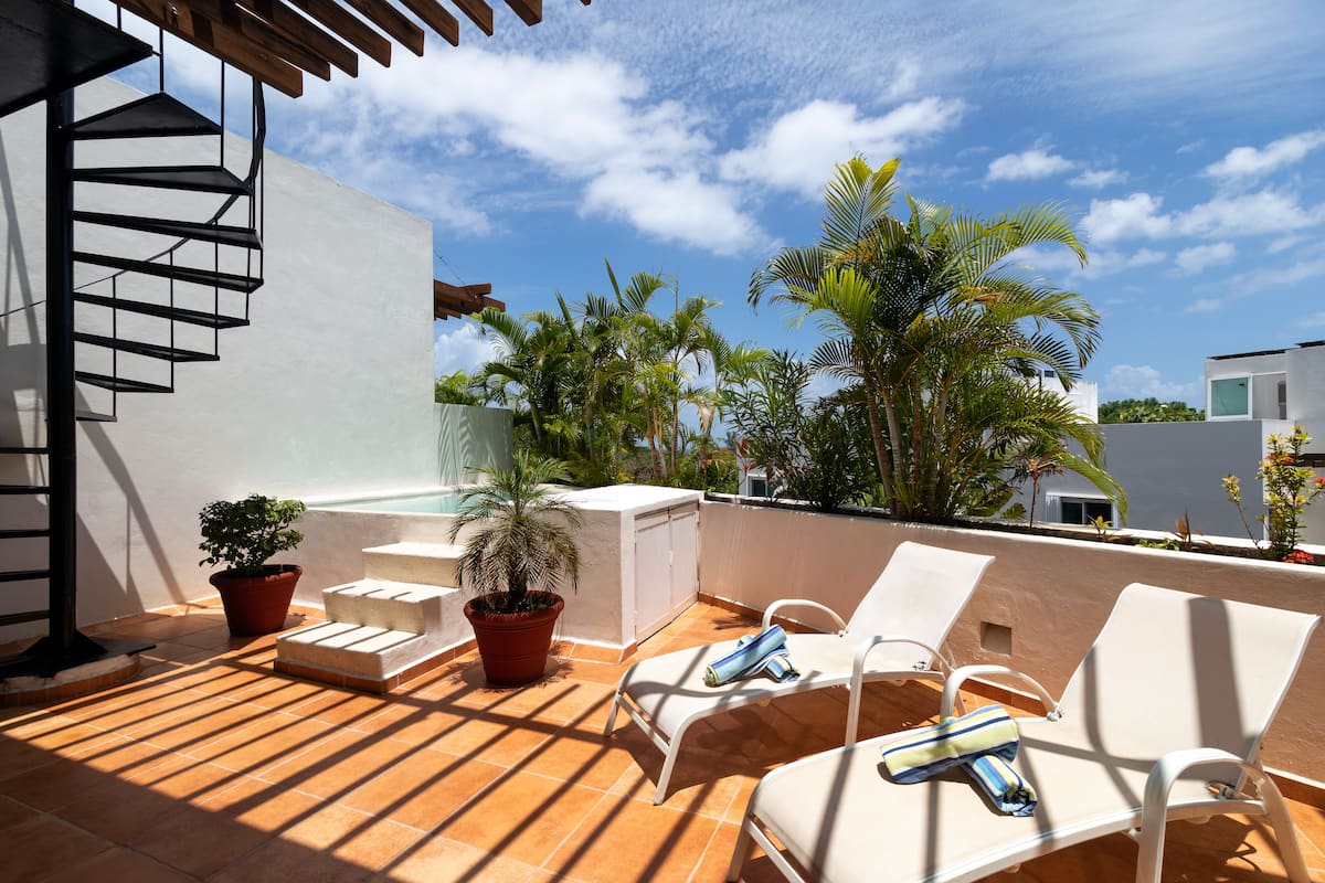 Deluxe 2 BR Penthouse 301 | Sun deck