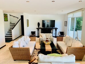 Condo Be 2 Bedrooms | Area soggiorno | TV, docking station per iPod, docking station per MP3