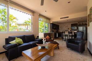 Deluxe 2 BR Penthouse 301 | Eigene Küche | Kühlschrank, Mikrowelle, Ofen, Herdplatte