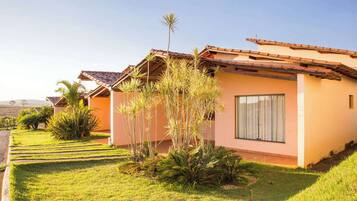 Chalé 2 Quartos (Golf) | Frigobar, cofres nos quartos, individualmente decorados