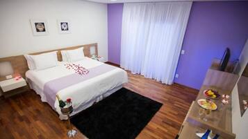 Frigobar, cofres nos quartos, individualmente decorados