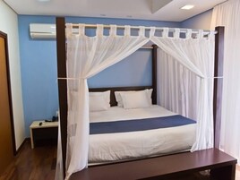 Frigobar, cofres nos quartos, individualmente decorados