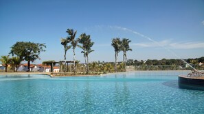 Una piscina techada, 4 piscinas al aire libre, sombrillas