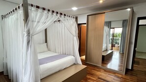 A modern bedroom with a canopy bed, wooden flooring, and a large mirror reflecting the room. - Ramada by Wyndham Furnaspark (Formiga)