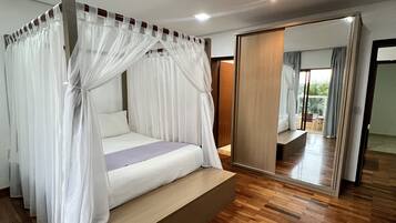 Standard Triple Room | Minibar, in-room safe, individually decorated, individually furnished