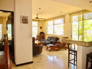 Penthouse Deluxe, 2 habitaciones, baño privado, vista parcial al océano | Área de sala de estar | Televisión de pantalla plana y reproductor de DVD 