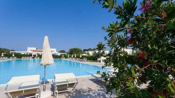 Piscina externa sazonal, piscina infinita, guarda-sóis, espreguiçadeiras