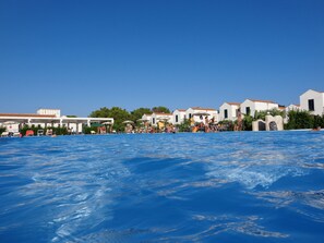 Seasonal outdoor pool, an infinity pool, pool umbrellas, pool loungers - Blumare Hotel & Residence (Otranto)