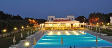 Een seizoensgebonden buitenzwembad, een infinity pool