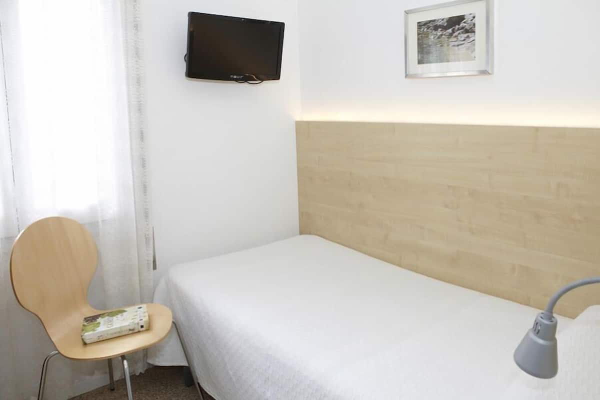 Single Room | Minibar, in-room safe, desk, laptop workspace