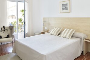 Dobbeltrom | Minibar, safe på rommet, skrivebord og skrivebord for bærbar PC