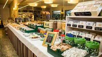 Petit déjeuner buffet (15 EUR par personne)