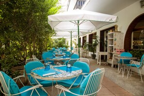 Outdoor dining - Hotel Bell Repos (Castell-Platja d'Aro)