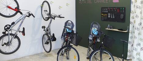 A bicycle repair station with tools and a sign that reads "Vies Verdes Ruta del Carrilet."