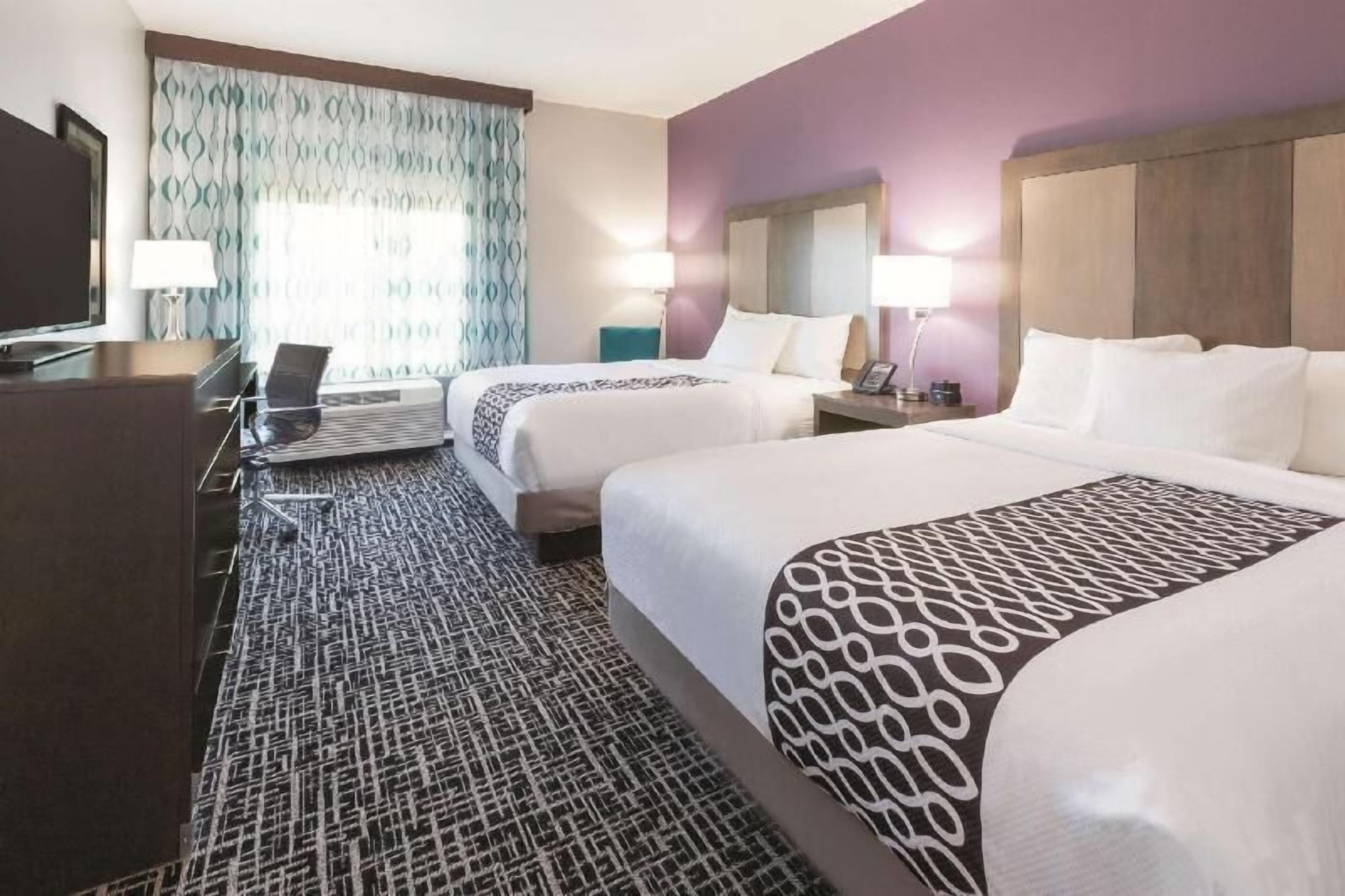 Luxe beddengoed, pillowtop-bedden, een bureau