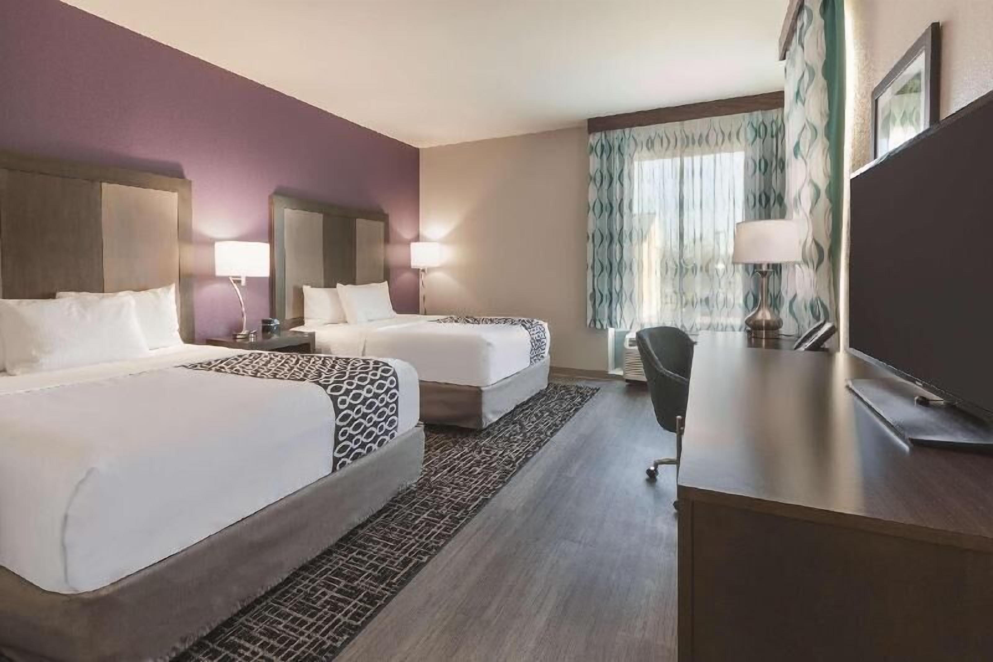 Luxe beddengoed, pillowtop-bedden, een bureau