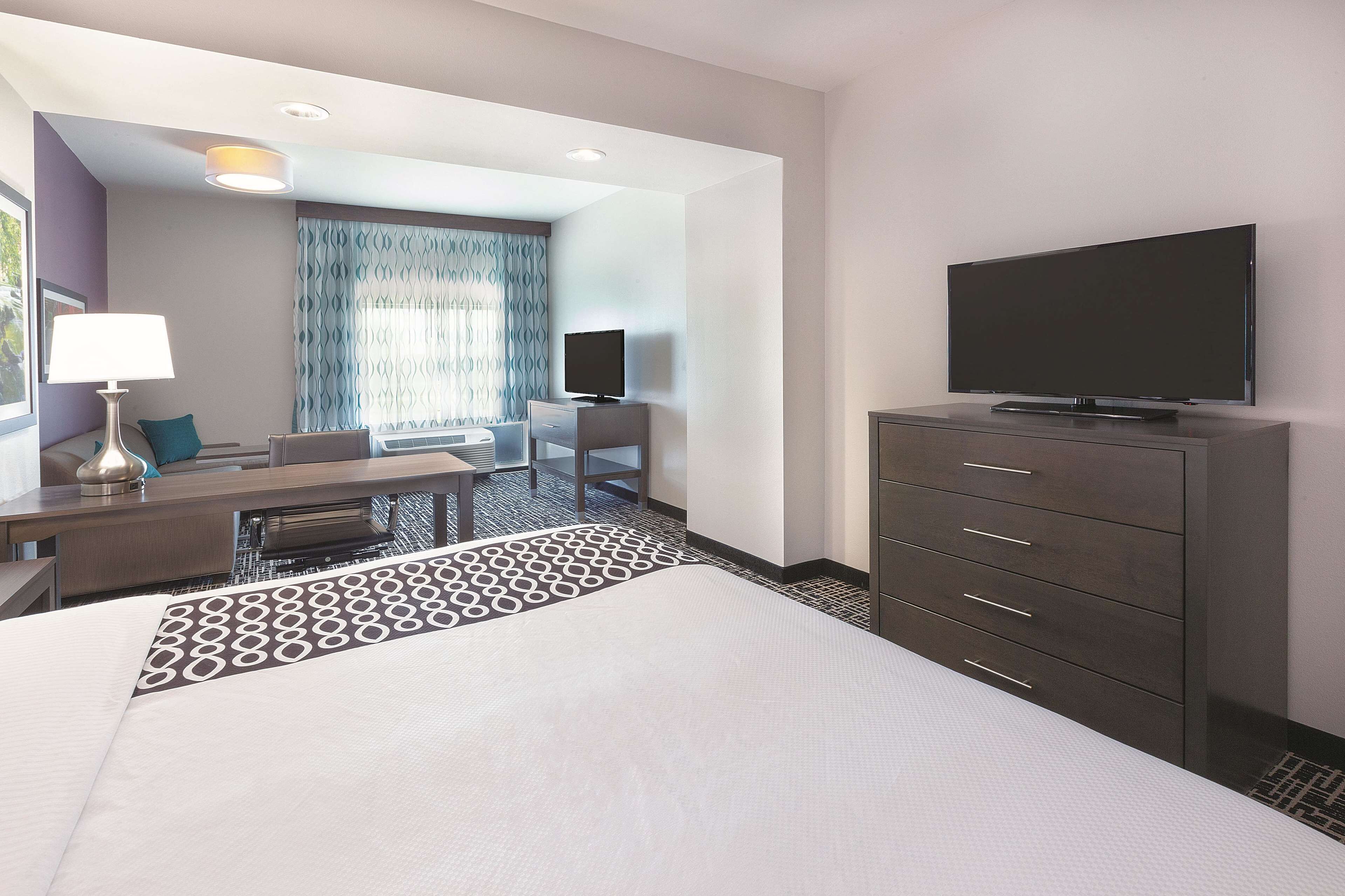deluxe studio suite, 1 king bed, non smoking | premium bedding, pillow-top beds, desk, iron/ironing board