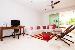 Premium Condo, 3 Bedrooms, Private Pool | Living area