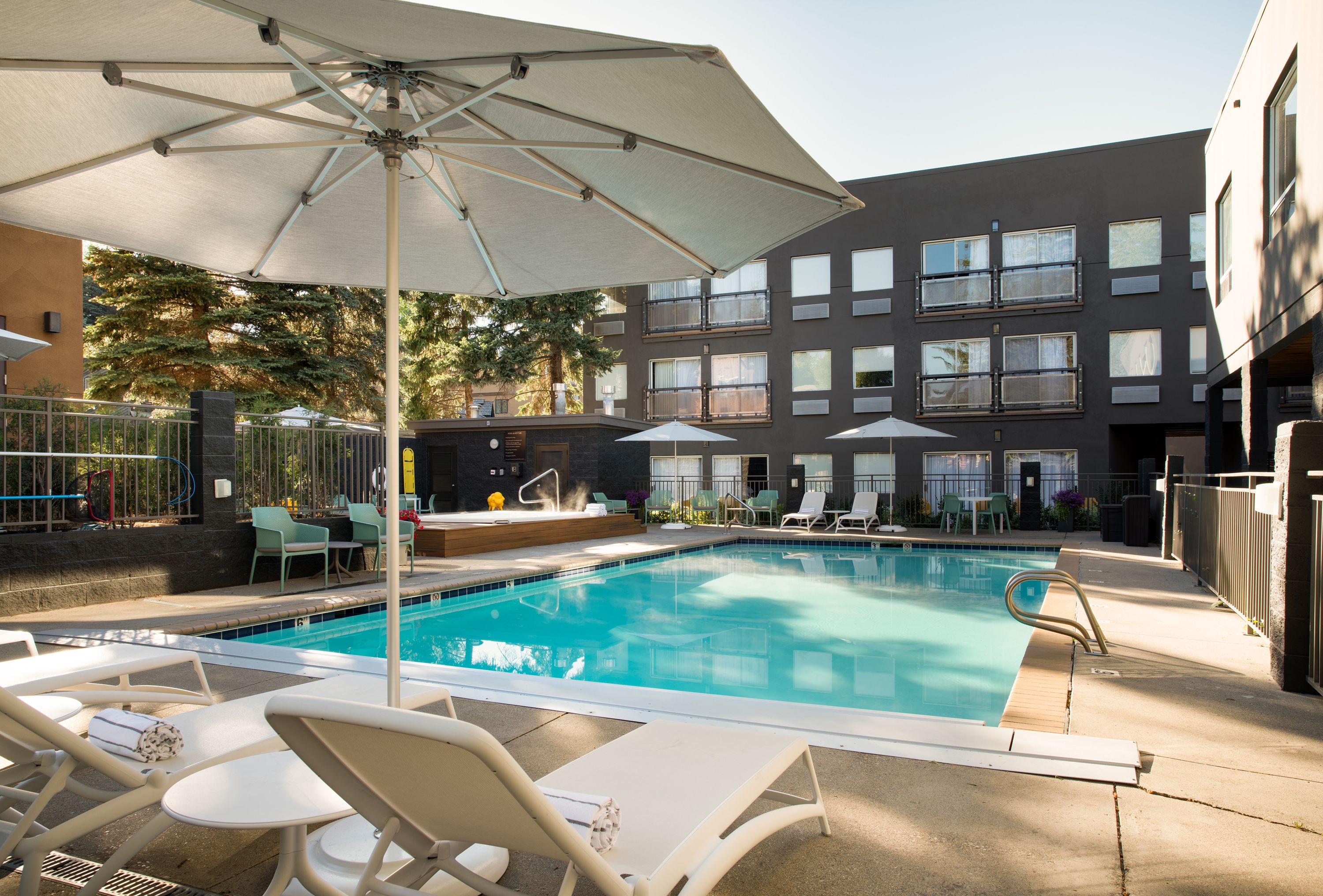 Utomhuspool, öppet 08.00 till 22.00, parasoller och solstolar