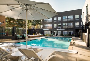 حمّام سباحة خارجي، مظلات على حمّام السباحة، مقاعد للتشمس