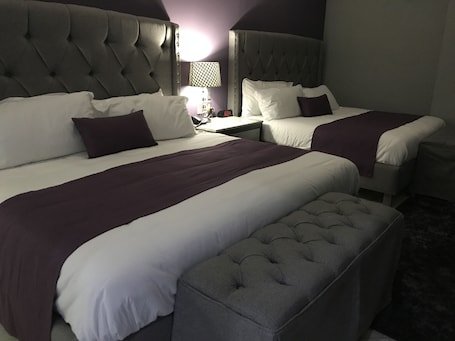 Minibar, escritorio, tabla de planchar con plancha y wifi gratis