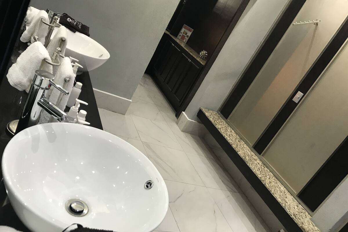 shower, free toiletries, towels
