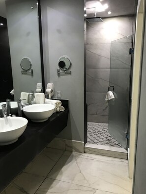 Dusche, kostenlose Toilettenartikel, Handtücher