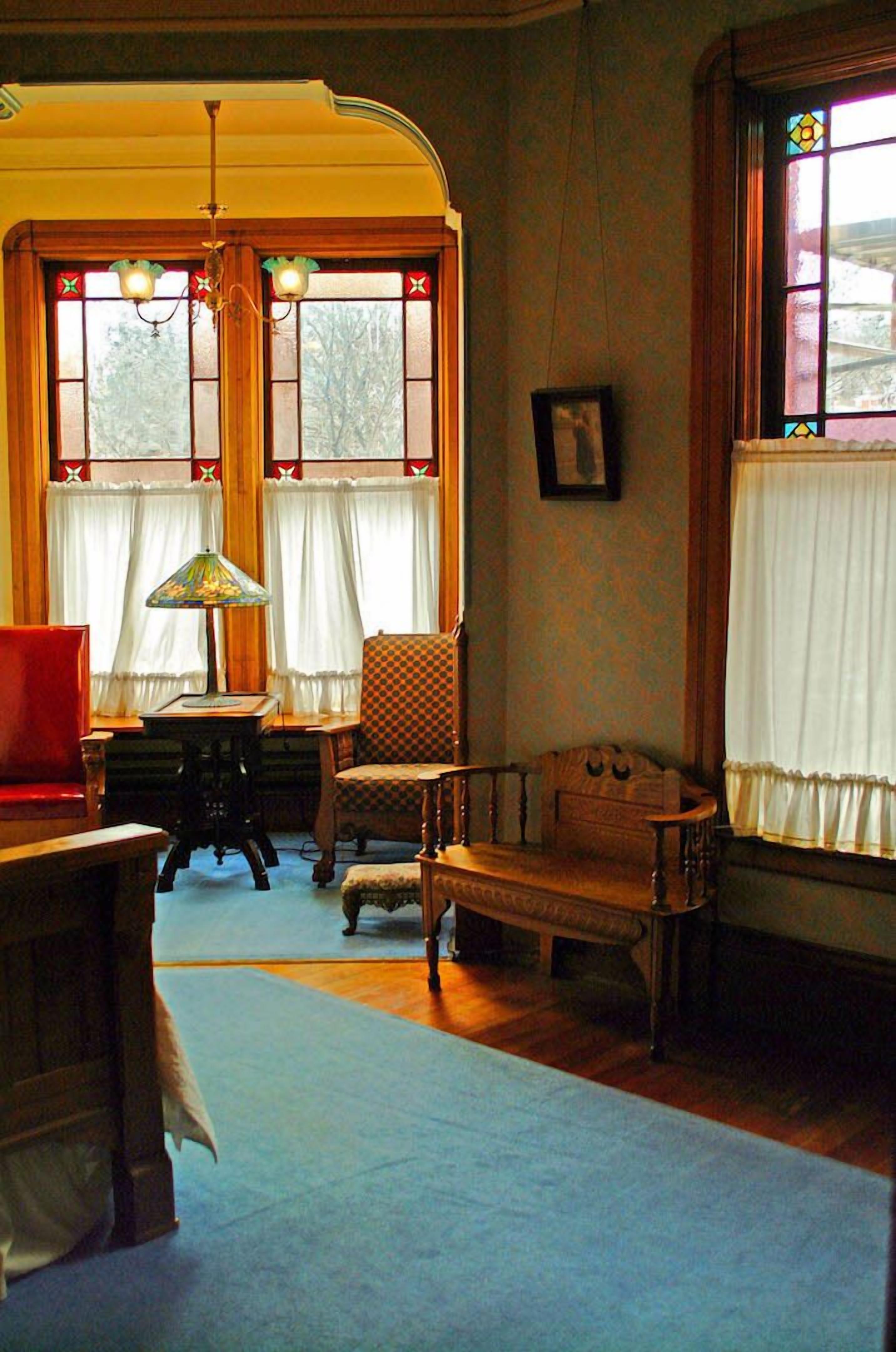 Chambre Deluxe, 1 grand lit, non-fumeur, salle de bain privée | Aire de séjour | Téléviseur de 35 po avec télévision par câble, lecteur de DVD