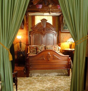 Suite, 1 Queen Bed, Non Smoking, Private Bathroom (Library) | Individually decorated, individually furnished, iron/ironing board - The Richards House Bed & Breakfast (Dubuque)