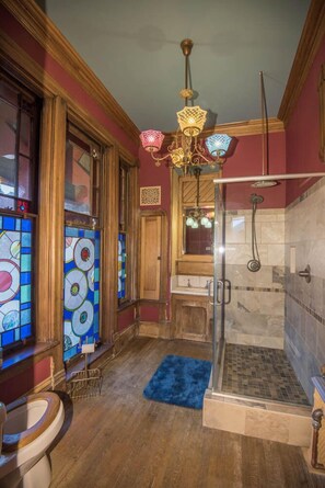 Deluxe Room, 1 Queen Bed, Non Smoking, Private Bathroom | Bathroom | Free toiletries, hair dryer, bathrobes, towels - The Richards House Bed & Breakfast (Dubuque)