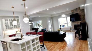 Presidential Room, 2 Queen Beds | Living room | 65-inch LED TV with cable channels, TV, heated floors