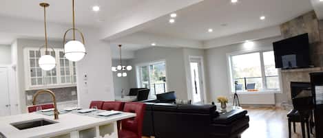 Casa de lujo | Sala de estar | Televisión LED de 65 pulgadas con canales por cable, una televisión