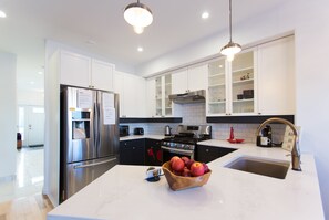 Mikrowelle, Wasserkocher mit Kaffee-/Teezubehör, Wasserkocher