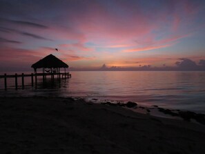 Na praia, espreguiçadeiras, toalhas de praia, massagens na praia